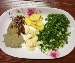 葱花等调味料准备好