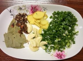 葱花等调味料准备好