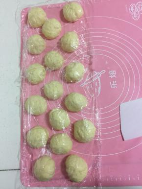 发酵好的面团充分排气后，分割成17个小剂子揉圆，盖上保鲜膜醒10分钟！（我分成每个面团55克，你也可以按自己的喜好来决定面团的个数和重量！）