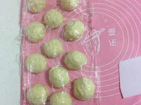 发酵好的面团充分排气后，分割成17个小剂子揉圆，盖上保鲜膜醒10分钟！（我分成每个面团55克，你也可以按自己的喜好来决定面团的个数和重量！）