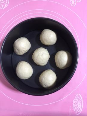 封口朝下摆在不粘模具中。如果不是不粘的模具，为脱模顺利，可以提前抹一点黄油液，也可以铺一层油纸！