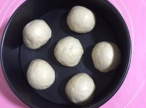 封口朝下摆在不粘模具中。如果不是不粘的模具，为脱模顺利，可以提前抹一点黄油液，也可以铺一层油纸！