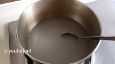 锅中放入适量的水，烧开后调入水淀粉