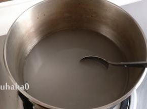 锅中放入适量的水，烧开后调入水淀粉