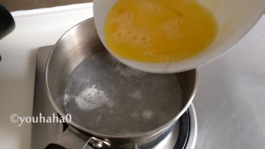 再次烧开后，淋入打散的蛋液
