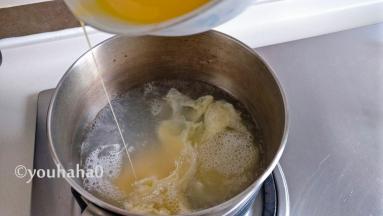 蛋液顺着锅的四周淋入