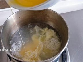 蛋液顺着锅的四周淋入