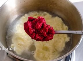 待蛋液浮起时，放入红曲酒酿搅匀