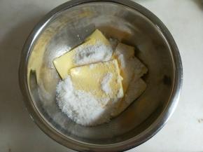 黄油室温软化后加入糖粉。