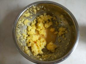 用打蛋器打发后加入鸡蛋液。