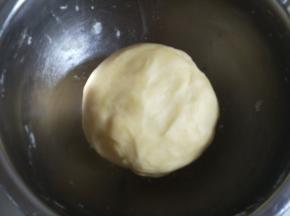 拌匀成面团后，放入冰箱冷藏半小时。