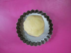 取出面团分成5个25克的面团和3个65克的面团。25克的小面团放入蛋挞模具，65克的大面团放入四寸模具。均匀的用手将塔皮按压平整。