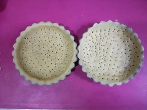 用叉子在塔皮上扎洞，以免烘烤时塔皮鼓起。