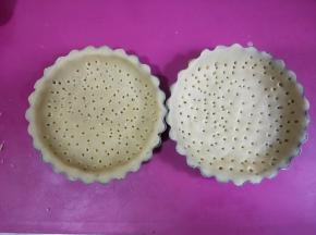 用叉子在塔皮上扎洞，以免烘烤时塔皮鼓起。