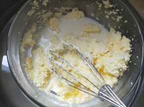 制作奶酪馅:奶油奶酪隔热水加热，加入牛奶搅拌均匀。