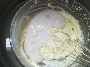 继续加入浓稠酸奶搅拌均匀。