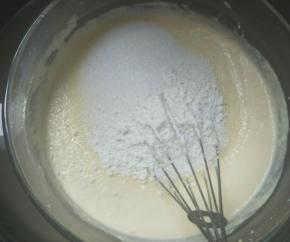 加入糖粉和玉米淀粉搅拌至顺滑无颗粒。