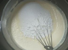 加入糖粉和玉米淀粉搅拌至顺滑无颗粒。