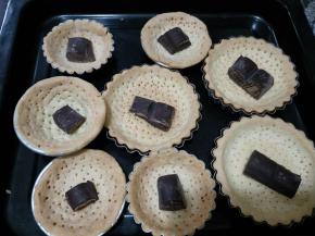 塔皮内放入巧克力块