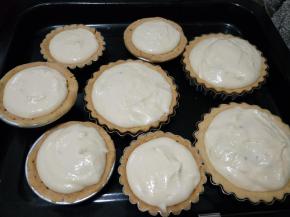 将奶酪馅装入塔皮内，8或9分满。放入冰箱冷冻2小时以上。