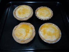 冻硬后取出表面刷蛋黄液。放入预热好的烤箱中层200度烤20分钟即可。