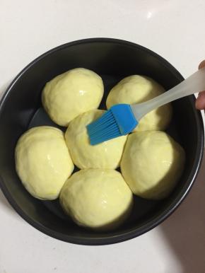 等到面团发酵到原来的二倍大时，表面刷蛋液，烤箱开始预热200度10分钟！