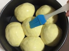 等到面团发酵到原来的二倍大时，表面刷蛋液，烤箱开始预热200度10分钟！