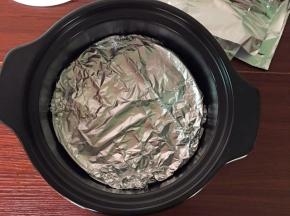 用一张锡纸包裹好烤架放入黑乐砂锅里