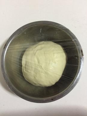 揉好的面团揉圆放在容器中，盖上保鲜膜放在温暖的地方发酵至两倍大！