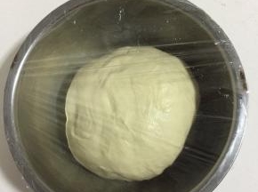 揉好的面团揉圆放在容器中，盖上保鲜膜放在温暖的地方发酵至两倍大！