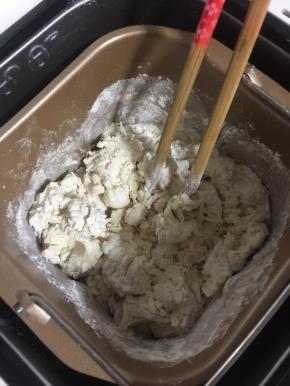  用筷子将材料搅拌均匀，蒙保鲜膜静置15分钟，让水分充分和面粉结合，这样随后揉面会很轻松的出膜哦！