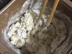  用筷子将材料搅拌均匀，蒙保鲜膜静置15分钟，让水分充分和面粉结合，这样随后揉面会很轻松的出膜哦！