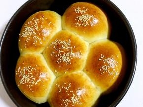 出炉后放在晾架上晾凉即可装进保鲜袋放在室温保存！