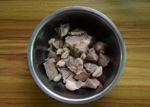 羊肉切块焯水