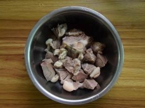羊肉切块焯水