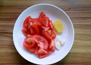 番茄切块；蒜切片
