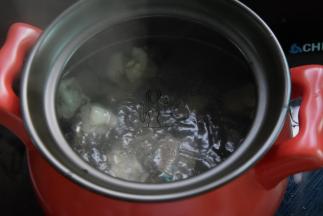 羊肉、姜片和蒜片放锅中，加水约1500ml烧开滚一片刻