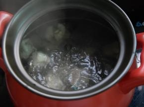 羊肉、姜片和蒜片放锅中，加水约1500ml烧开滚一片刻
