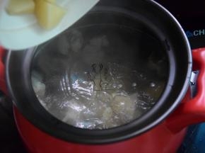 倒入土豆块