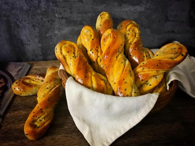 黑芝麻红薯扭扭面包