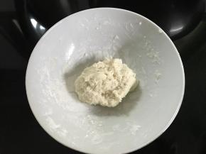 先做汤种，20克面包粉加20克开混匀后放凉使用。