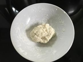 先做汤种，20克面包粉加20克开混匀后放凉使用。