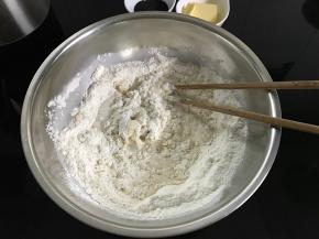 把除黄油和黑芝麻外的所有材料混合。