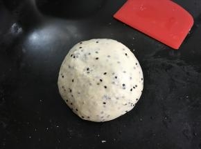 加黄油继续揉至扩展后加入黑芝麻揉匀。