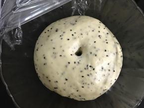 放温暖处进行一次发酵。