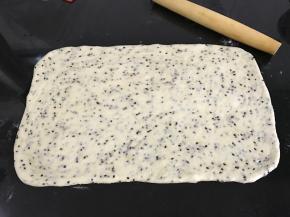 把松驰好的面团擀成长方形的面片。