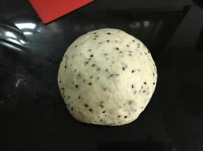 一次发酵结束后排气松驰15分钟。