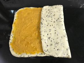 把1/3没放馅的面片往中间折。