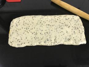 把冷冻好的面片再次擀开。