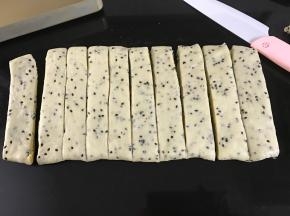 用刀切成条。